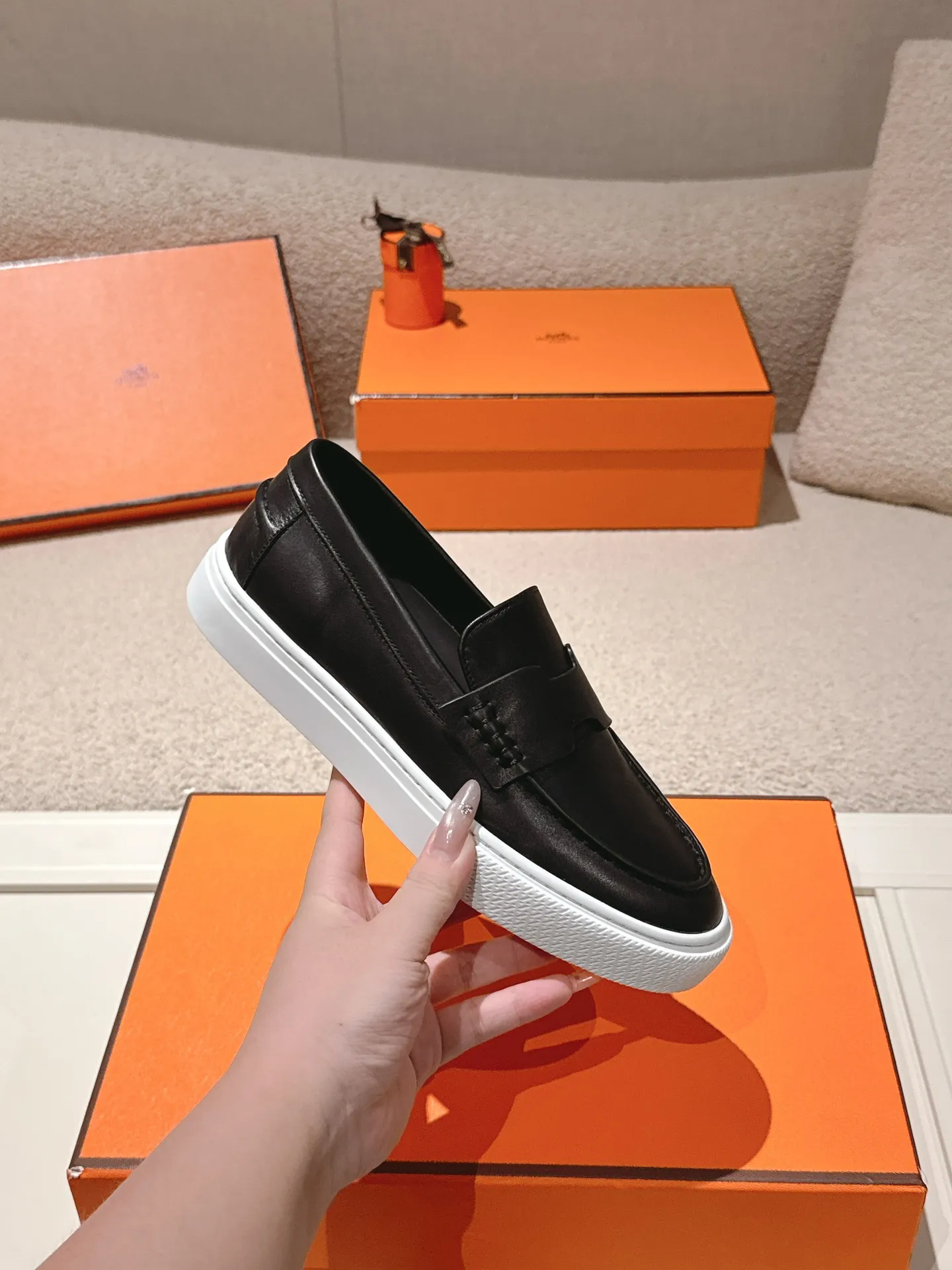 Men's men's shoes P620! Hermes# Thick Sole Couple Loafers These lace-up free sneakers in calfskin and washed denim feature signature "H" details. The design is simple and smooth, creating a fashionable urban look. It is comfortable and versatile. H family classics are not outdated, and the delivery counter is beautifully packaged🛍📦 Fabric: Original customized washed denim/first-layer cowhide Lining: Imported soft sheepskin Sole: Original open-molded anti-slip TPU material Size: 35-45